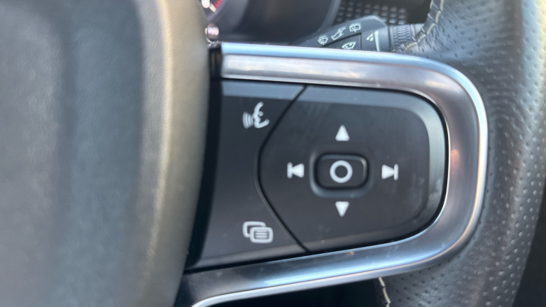 Volvo Xc40 2.0 B4P R DESIGN Pro 5dr Auto Petrol Estate